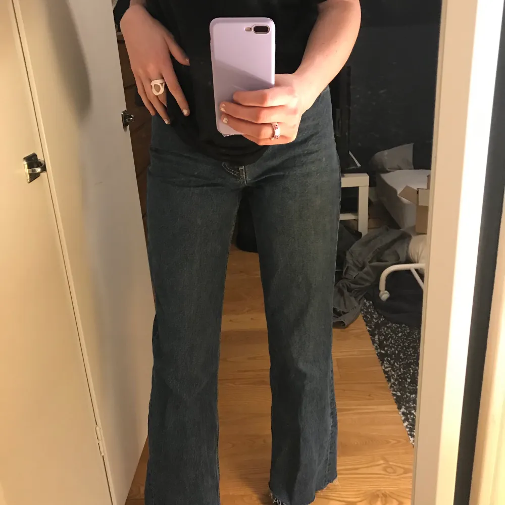 Intressekoll! Dessa ass snygga jeans från Zara, vill se om nån skulle vilja köpa eftersom jag redan har så enormt många jeans som ser exakt ut såhär (jag är jättelång runt 181). Jeans & Byxor.