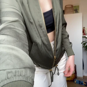 Vårjacka - Snygg tunn vårjacka i silke. Älskar den, perfekt för svenska sommaren. Jag är storlek S och den sitter bra på mig. 