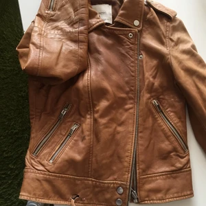 Mango Jacka - MANGO jacka brun! Härlig, men en sida är lite använd pfa väskan samt det finns en defekt. Annars mycket fin och bra. Om du har en idé hur man kan fixa deffekten, kan det säkert vara fint att ge livet till den jackan