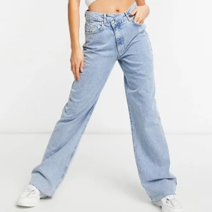 straight leg jeans - köpta från stradivarius aldrig använda med lapparna kvar. köpta för 360kr och är slut i storlek. super fina o långa i benen. frakt 66kr tillkommer