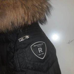 Rock and blue jacka - Storlek S och den är som ny. Det är en vinterjacka. Pälsen är som ny oxå använt jackan fåtal gånger. Kan sänka priset vid snabb affär.