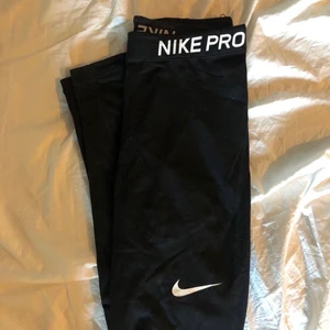 Nike PRO tights  - Nike PRO tights i strl S. Som nya då de aldrig har kommit till användning. Köpta på stadium.