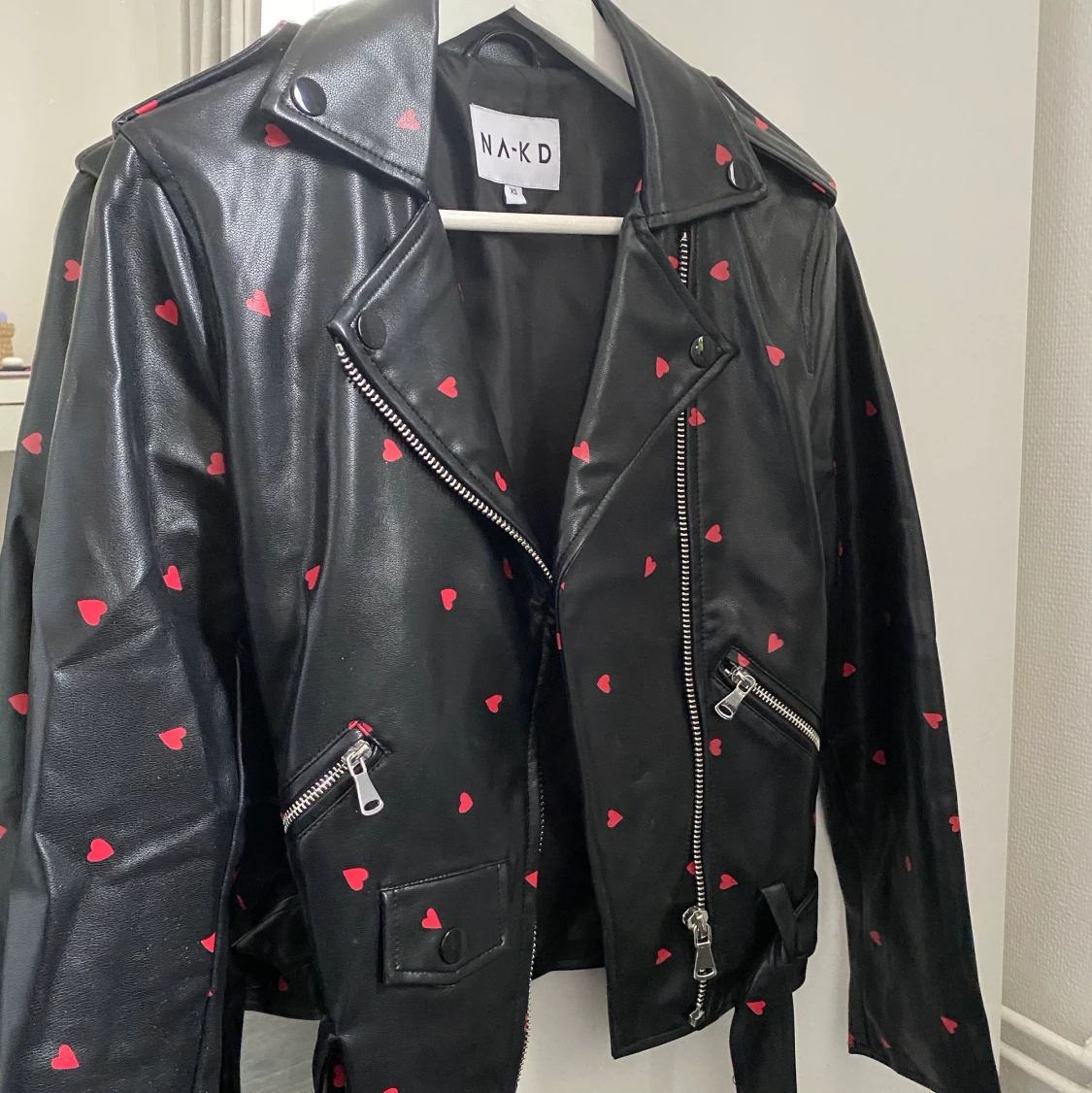 Skinnjacka med röda hjärtan 