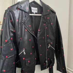 Skinnjacka med röda hjärtan  - Svart skinnjacka med små röda hjärtan❤️Från nakd, knappt använd. Frakt tillkommer🥰