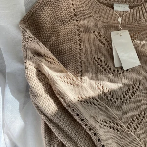 Oanvänd beige tröja  - Säljer denna beige tröjan från Vila! Helt oanvänd med alla prislappar kvar. Så så fin topp men har för många likadana. Orginalpris 349kr