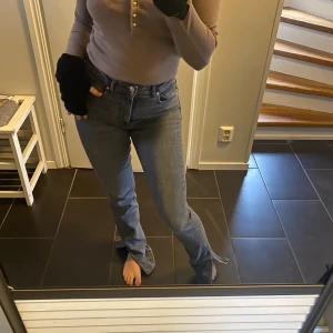 Jeans med slits  - Säljer nu mina snygga & trendiga jeans från Zara med slits!! Väldigt bra skick men kommer tyvärr inte till användning längre.