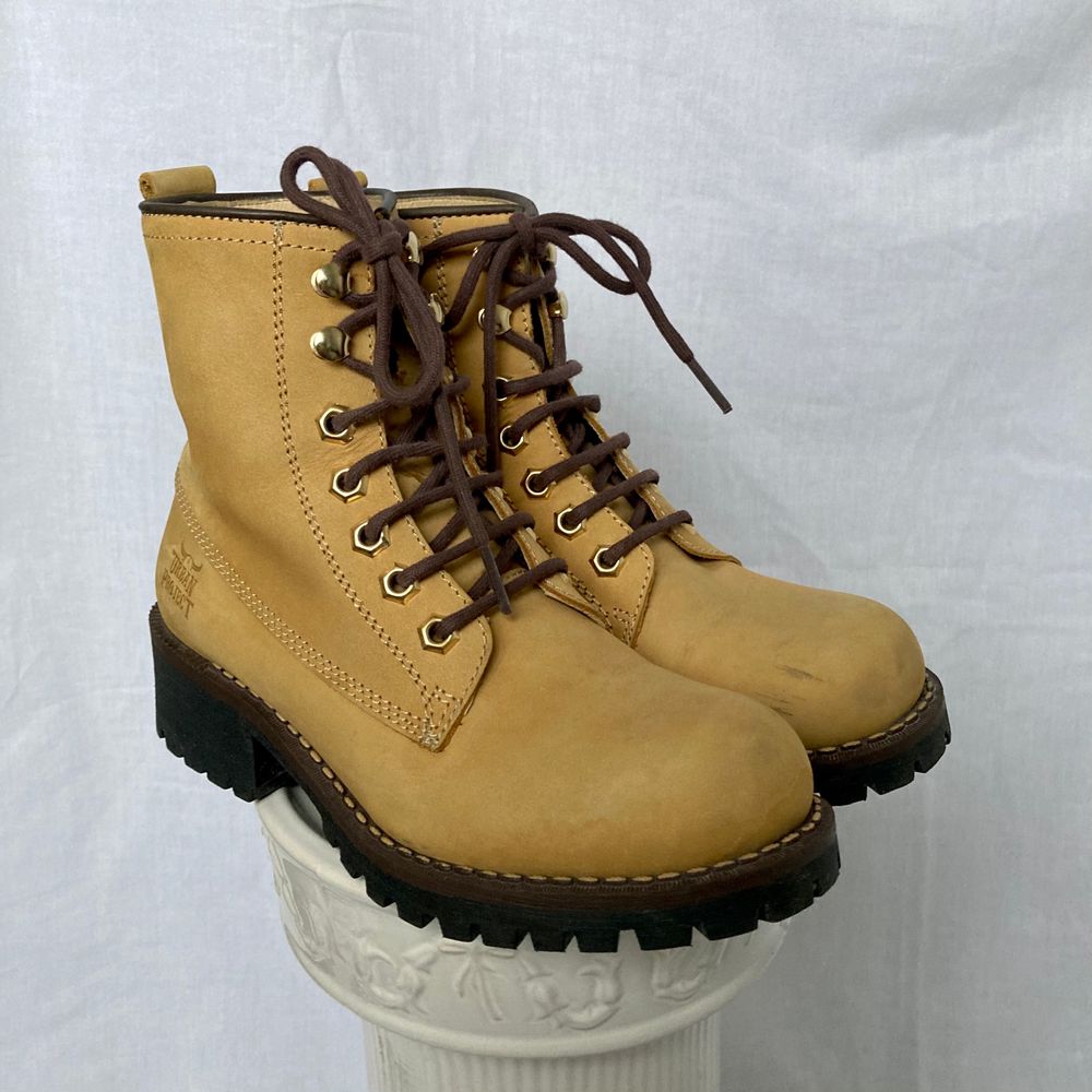 đ WONDERFUL YELLOW / TAN NUBUCK LEATHER BOOTS, âVICTORYâ FROM URBAN PROJECT. BROWN LACING & WATER REPELLENT. SLIGHT FLAWS ON FRONT âą SIZE - EU 37 / UK 4 / US 6.5 âą BRAND - Urban Project âą MATERIAL - Nubuck Leather (made in spain) y2k 90s 80s 70s 60s spring summer sunny autumn winter grey brown white black crop top tshirt strap shirt blouse jumper polo cape coat bolero orange yellow jacket sparkly party evening green grey silver gold velvet knit vest sweater v neck skirt bottoms pants jeans shorts shows acne studios eytys shoes boots heels mules autumn moon boots moonboots knee high skor kĂ€ngor klackar vinter vinterkĂ€ngor timberland timbs brun. Skor.