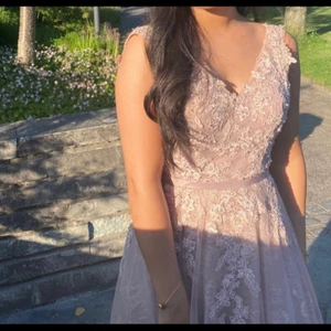 Klänning  - Säljer denna fina klänning, använd en gång i några timmar, st 34-36 