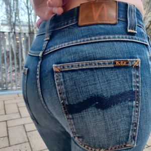 Rare vintage Nudie jeans! - Skitsnygga Nudie Jeans, köpta för flera år sedan, använt sparsamt. Nypris runt 1600:- liknande säljes oftast för minst 1000:-. Ger supersnygg rumpa (haha 😅) Jag är 169cm, mått på jeansen är W31 L32  Pris kan diskuteras 💞