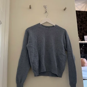 Tröja - En mysig tröja som har en fin svag blå färg.