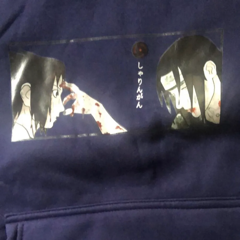 Detta är en hoodie när sasuke döda itachi i animen naruto shippuden tröja är helt ny har inte använt den det är bara att jag köpte fel storlek. Hoodies.