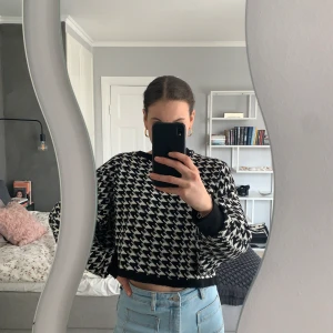 Tröja med coolt print - En nästintill oanvänd tröja från bershka i bra skick. Väldigt skön och i ett coolt print. Pris kan diskuteras. Frakt ingår ej.