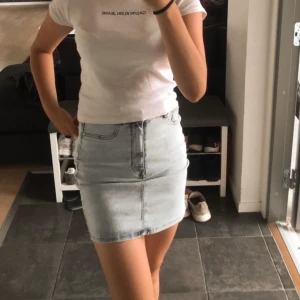 Calvin Klein Jens tröja  - En fin vit Calvin Klein Jens tröja som säljs för att den är för liten. Den är st M men skulle själv vilja säga att den är en xs-s! Köparen betalar farakt!