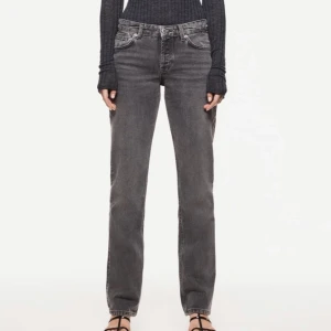 Grå zara jeans - Lågmidjade jätteeftertraktade jeansen från zara, långa i benen och jättesnygga! Aldrig använda med lappen kvar, säljs pga fel storlek. Lånade bilder! ❗️Högsta bud: 400 kr❗️    köp direkt för 500kr💘