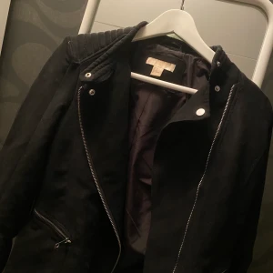 Svart mocka jacka. - Svart mocka jacka i biker ifrån H&M. Normal passform. Pris ifrån 150kr. 