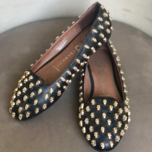 Jeffrey Campbell - Svarta ballerina med guldiga små dödskallar