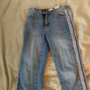 Ett par jättefina jeans från Mango i storlek 36. Knappt använda!
