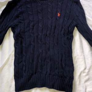  Ralph Lauren kabelstickad tröja i storlek S! Använd ett fåtal gånger. Säljer för 220 kr inklusive frakt kan även mötas upp i Linköping.