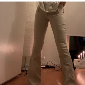 Lågmidjade kostymbyxor  - Fick dessa skitsnygga byxor som jag hade köpt på plick men dom var lite för små så måste tyvärr sälja vidare:/ Detta är förra ägarens bilder hon är 1.70💞💞 dom är LÅGMIDJADE och väldigt stretchiga men skulle säga att dom passar en 34 eller mindre 36a 🌈💟  (frakt ingår ej)