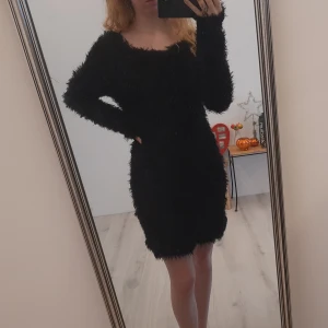 Lurvig klänning strl S - Jättemysig och fin klänning i väldigt bra skick. Står varken märke eller strllapp men skulle uppskatta den till strl S. Dock är den väldigt stretshig och skulle passa upp till L men även mig som har xs❤