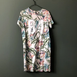 Tishaklänning  - Använd 1 gång, fint skick. Har swish