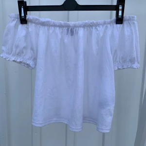 Vit blus från Gina Tricot - En superfin vit blus ifrån Gina tricot som endast är använd ett par gånger.  
