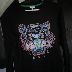 Kenzo sweatshirt  - Svart kenzo sweatshirt i ett extremt bra skick! Sjukt snygg tröja men som tyvärr inte har kommit till användning, endast använd en gång. Äkta såklart! Köpt på Johnells. Strl L men sitter som en S/M. Ord pris 2200kr. (Köparen står alltid för frakten) 