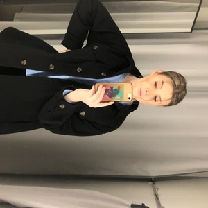 Jacka från zara  - Superfin filtjacka från zara. Går att använda som både höst och vår jacka. Den har bruna knappar och bälte/ band i midjan. Frakt tillkommer och pris kan diskuteras