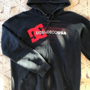 DC munkjacka  - Marinblå DC munkjacka i storlek L. Är lite urtvättad på framsidan därav priset. Skriv privat för frågor/ fler bilder🤍 Frakt är ej inkluderat 