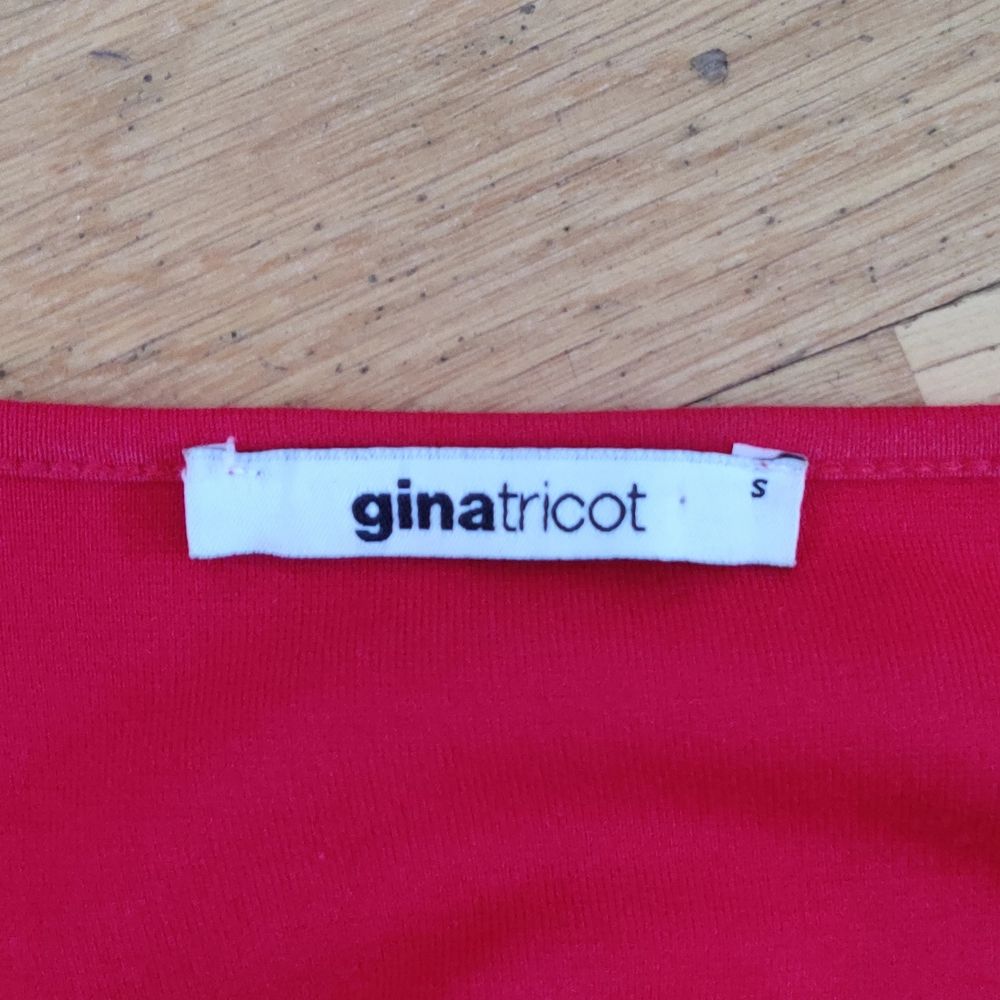 En röd jättefin klänning från Gina Tricot. Använd ett fåtal gånger men är i väldigt bra skick. Säljs då den inte kommit till användning. Storlek S och är ganska lång, den slutar vid knäna om man är ungefär 164 cm. Skriv privat om du vill ha bättre bilder. (Köparen står för frakten). Klänningar.