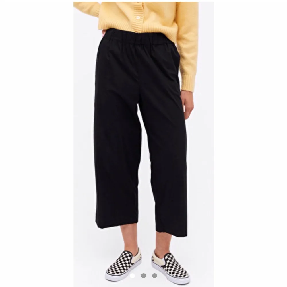 TAG SIZE S  Wide leg elasticated trousers. Mid rise.   Worn a couple of times, but way too big on me. Line dried, NOT machine dried. Gently used excellent used condition. No holes, tears, rips, stains, snags. Smoke and pet free storage space. No other flaws to note. Happy to bundle. Will gladly take more pics.   Smoke and pet free storage space. No other flaws to note.. Jeans & Byxor.