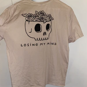 oversized tshirt - Så cool tshirt! Går att stoppa in eller ha utsläppt båda är så snyggt! I nyskick då den tyvärr inte kommit till använding. Kan mötas upp annars står köparen för frakten          Kolla in min sida för mer kläder säljer ut min garderob 🤍