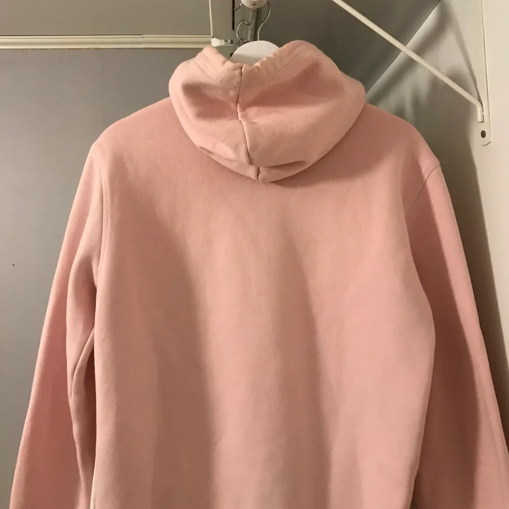 Ljusrosa hoodie i XS (killstorlek) så passar kvinnlig S beroende på hur man vill att den ska sitta. 💖 Frakt tillkommer . Hoodies.