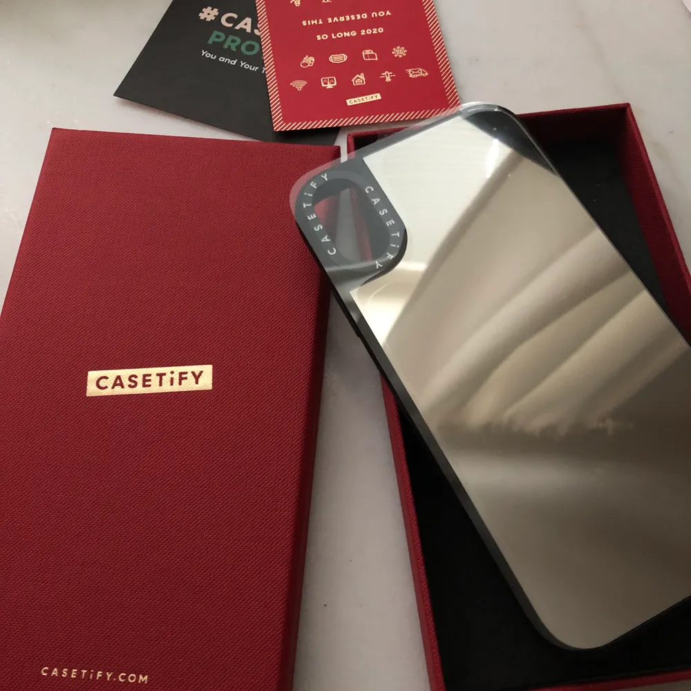 HELT OANVÄNT spegelskal från casetify till iPhone XR. Skyddsplasten sitter kvar🖤🖤 Nypris 45€ + frakt och tull.. Övrigt.