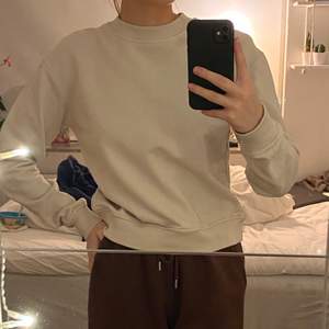 Jättefin beige sweatshirt från NAKD:) Endast använd 1 gång och frakt tillkommer på 66kr!