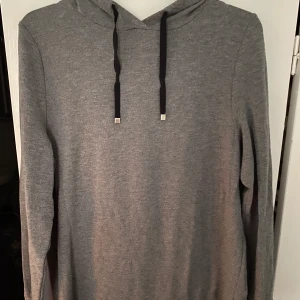Tröja från Twilfit i mjukt tunt material stl XS - Mjuk och skön tröja från Twilfit, tunt material med luva. Grå och med lite längd. Bra tröja att tex resa i då den inte väger så mkt och tar inte så mkt plats☺️ knappast använd. 