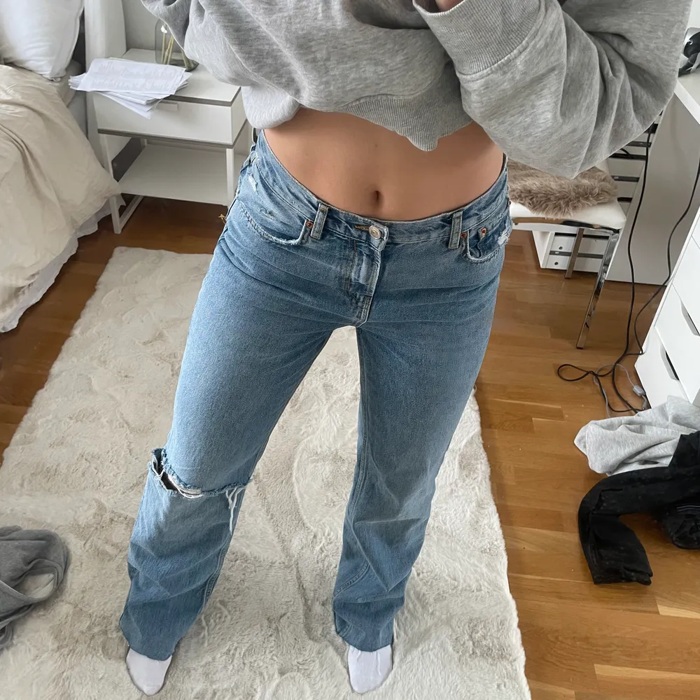 Zara jeans med medelhög midja skulle jag säga. Endast provade då dem inte kommit alls till användning. Passar en vanlig 36.. Jeans & Byxor.