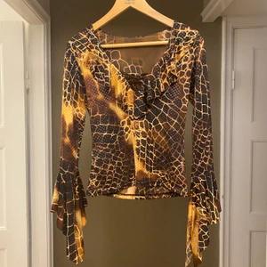 Topp djurmönster paljett - Säljer denna tröja som jag ääälskar men inte får lika mycket användning för längre 🙏 så fin glossig look. Lappen i nacken är borta så vet inte exakt vart den är i från men köpte den för 350kr. Volang vid ärmar och runt nacken <3