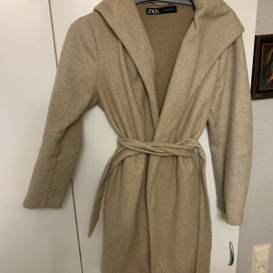 Zara kappa  - Säljer denna dina beige kappan. Felfri 