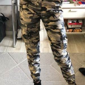 Militärbyxor från Madlady - Storlek 36. Använd ett par gånger och är som nya. Köpta för 499