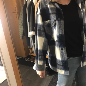 Rutig skjortjacka 😍😍 - En rutig skjortjacka från Zara i storlek M. SUPERFIN och passar till allt!!! 🥰 använd några gånger men inget slitage. Säljer pga att den inte kommer till användning. Nypris 550 kr. Jag säljer för 180 kr + frakt (köparen står för frakten)💕💕