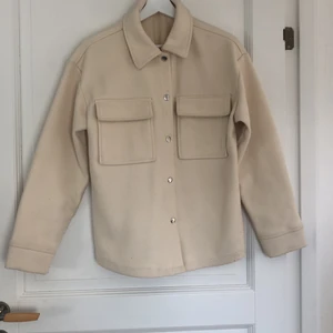 Beige jacka  - Säljs på grund av att jag inte använder den. Den är i storlek XS men en som är i M kan säkert ha den med då den är stor i storleken (är själv mellan S o M)