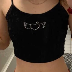 Svart linne - Jag säljer ett svart linne med rhinstones på från SHEIN. (Inte mina bilder). Den är i bra skick💞❤️