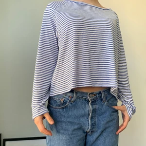 Randig långärmad tröja - Från Weekday, sköntmaterial, luftig!