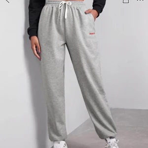 Mjukisbyxor - Säljer dessa fina mjukisbyxor som är helt oanvända som är för små för mig. Pris kan diskuteras och jag står ej för frakten. Tror jag köpte dom för 299 kr