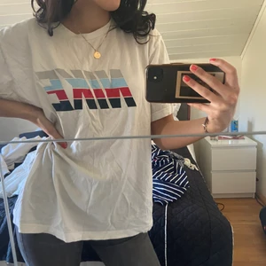 Vintage Nike t-shirt - Storlek M (passar dock en S). Säljs i befintligt skick, kan behövs tvättas pga fläckar.