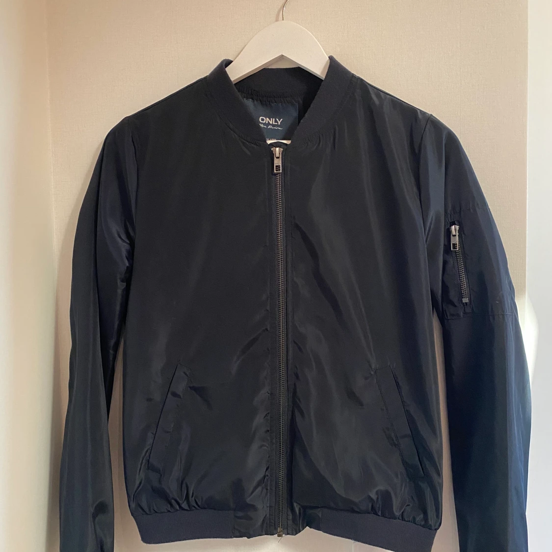 Marinblå bomberjacka från only - 90
