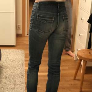 Jeans från märket hope. Rak i modellen med medium midja. Är 175 cm lång för referens:)