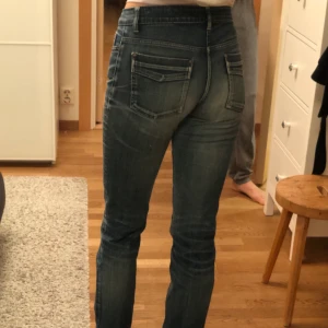 Jeans - Jeans från märket hope. Rak i modellen med medium midja. Är 175 cm lång för referens:)