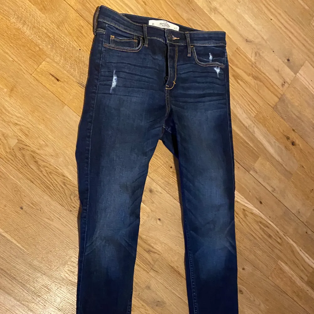 Väldigt sköna och stretchiga jeans från Abercrombie & Fitch, sitter tight och bra både runt midjan som runt benen. Använda men fortfarande i väldigt bra skick! Frakt tillkommer 62kr 💞. Jeans & Byxor.